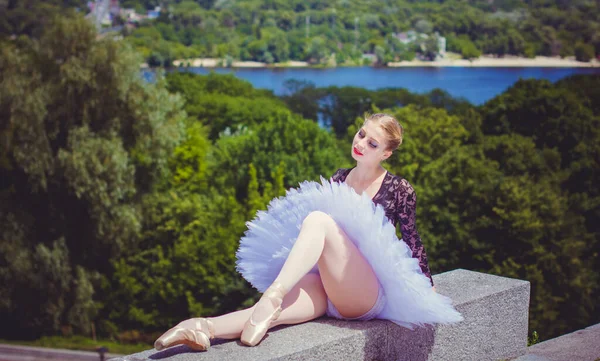 Młoda Kobieta Białym Tutu Tańcząca Zielonym Krajobrazie Piękna Balerina Ukazująca — Zdjęcie stockowe