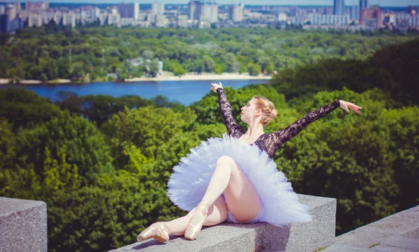 Ung Kvinna Vit Tutu Dansar Det Gröna Landskapet Vacker Ballerina — Stockfoto