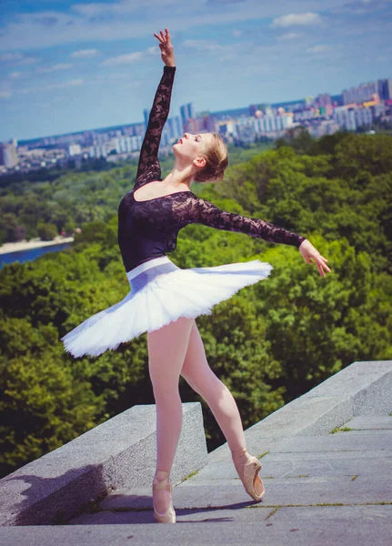Jeune Femme Tutu Blanc Dansant Dans Paysage Vert Belle Ballerine — Photo