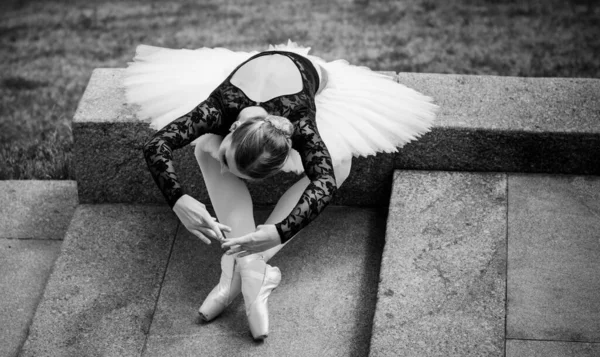 Jovem Tutu Branco Dançando Paisagem Verde Bela Bailarina Mostrando Poses — Fotografia de Stock