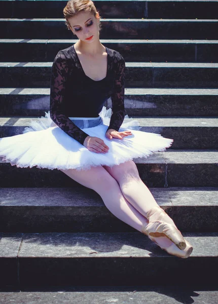 Ung Kvinna Vit Tutu Dansar Det Gröna Landskapet Vacker Ballerina — Stockfoto