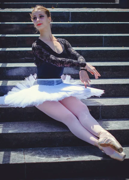 Молодая Женщина Белой Пачке Танцует Зеленом Пейзаже Прекрасная Балерина Показывающая — стоковое фото