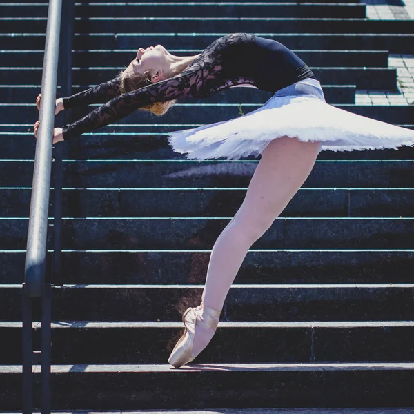 Jovem Tutu Branco Dançando Paisagem Verde Bela Bailarina Mostrando Poses — Fotografia de Stock