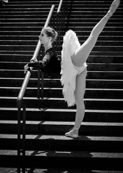 Jovem Tutu Branco Dançando Paisagem Verde Bela Bailarina Mostrando Poses — Fotografia de Stock