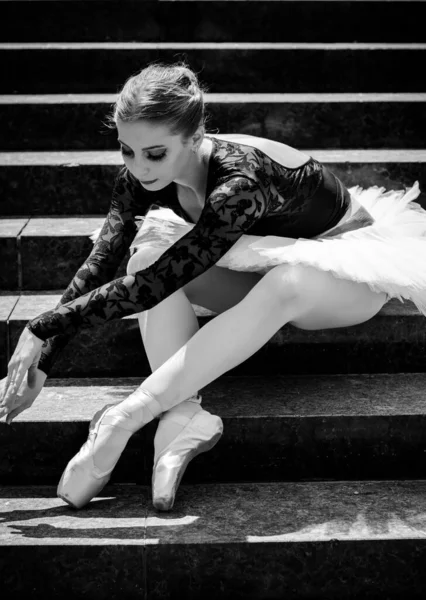 Jonge Vrouw Witte Tutu Dansend Het Groene Landschap Prachtige Ballerina — Stockfoto