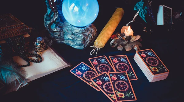 Tarot Kártyák Gyertyák Boszorkány Mágikus Tárgyak Wicca Ezoterikus Jóslás Okkult — Stock Fotó