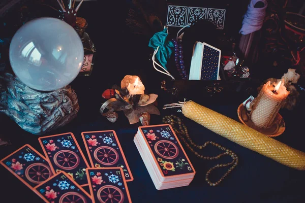 Tarot Kartları Mumlar Cadı Sihirli Nesneler Cadılık Esrarengiz Kehanet Esrarengiz — Stok fotoğraf