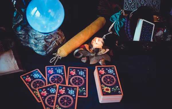 Tarot Kartları Mumlar Cadı Sihirli Nesneler Cadılık Esrarengiz Kehanet Esrarengiz — Stok fotoğraf