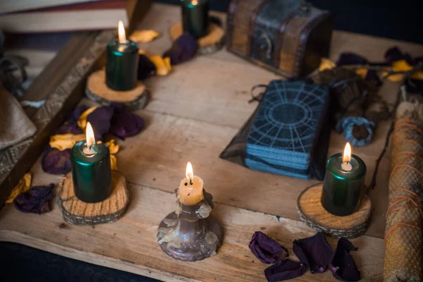 Tarot kartları, mumlar, cadı sihirli nesneler. Cadılık, esrarengiz, kehanet ve esrarengiz geçmiş mistik ritüeller için klasik büyülü şeyler.