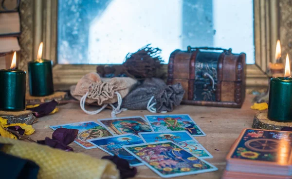 Tarjetas Del Tarot Velas Objetos Mágicos Brujas Wicca Esotérico Adivinación —  Fotos de Stock
