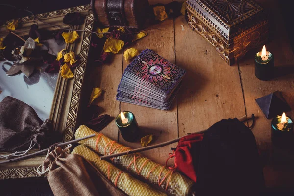 Tarot kartları, mumlar, cadı sihirli nesneler. Cadılık, esrarengiz, kehanet ve esrarengiz geçmiş mistik ritüeller için klasik büyülü şeyler.