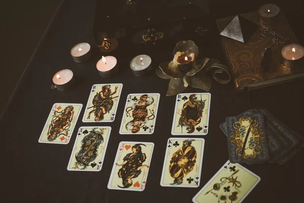 Tarot Kartları Mumlar Cadı Sihirli Nesneler Cadılık Esrarengiz Kehanet Esrarengiz — Stok fotoğraf