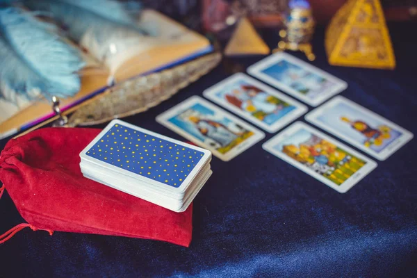 Tarotkaarten Kaarsen Magische Voorwerpen Wicca Esoterische Waarzeggerij Occulte Achtergrond Met — Stockfoto