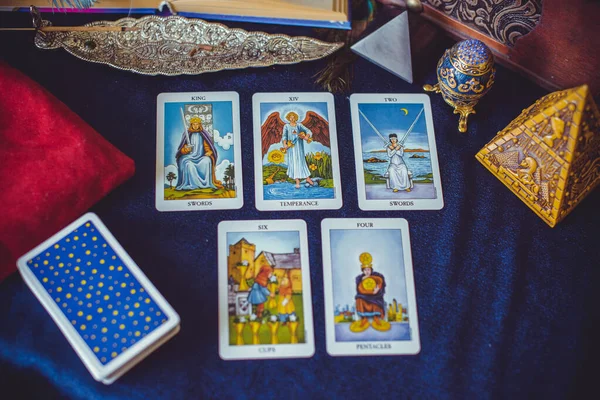 Tarot kartları, mumlar, cadı sihirli nesneler. Cadılık, esrarengiz, kehanet ve esrarengiz geçmiş mistik ritüeller için klasik büyülü şeyler.