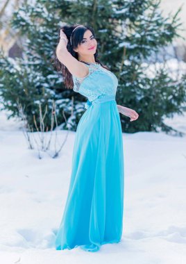 Noel ya da yeni yıl tatilleri, büyülü atmosfer ve karlı bir günde uzun elbiseli güzel bir kadın. İlham ve kış fikri