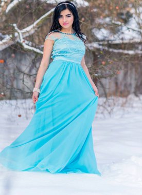 Noel ya da yeni yıl tatilleri, büyülü atmosfer ve karlı bir günde uzun elbiseli güzel bir kadın. İlham ve kış fikri