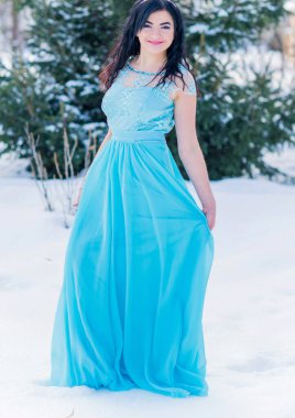 Noel ya da yeni yıl tatilleri, büyülü atmosfer ve karlı bir günde uzun elbiseli güzel bir kadın. İlham ve kış fikri