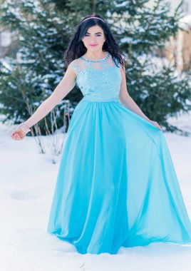 Noel ya da yeni yıl tatilleri, büyülü atmosfer ve karlı bir günde uzun elbiseli güzel bir kadın. İlham ve kış fikri