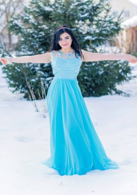 Noel ya da yeni yıl tatilleri, büyülü atmosfer ve karlı bir günde uzun elbiseli güzel bir kadın. İlham ve kış fikri