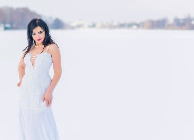 Noel ya da yeni yıl tatilleri, büyülü atmosfer ve karlı bir günde uzun elbiseli güzel bir kadın. İlham ve kış fikri