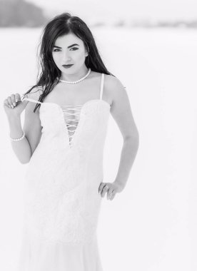 Noel ya da yeni yıl tatilleri, büyülü atmosfer ve karlı bir günde uzun elbiseli güzel bir kadın. İlham ve kış fikri