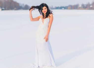 Noel ya da yeni yıl tatilleri, büyülü atmosfer ve karlı bir günde uzun elbiseli güzel bir kadın. İlham ve kış fikri