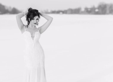 Noel ya da yeni yıl tatilleri, büyülü atmosfer ve karlı bir günde uzun elbiseli güzel bir kadın. İlham ve kış fikri