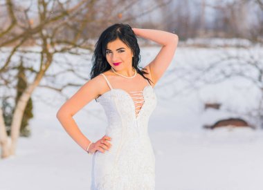 Noel ya da yeni yıl tatilleri, büyülü atmosfer ve karlı bir günde uzun elbiseli güzel bir kadın. İlham ve kış fikri