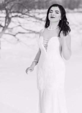 Noel ya da yeni yıl tatilleri, büyülü atmosfer ve karlı bir günde uzun elbiseli güzel bir kadın. İlham ve kış fikri