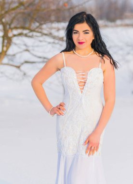 Noel ya da yeni yıl tatilleri, büyülü atmosfer ve karlı bir günde uzun elbiseli güzel bir kadın. İlham ve kış fikri