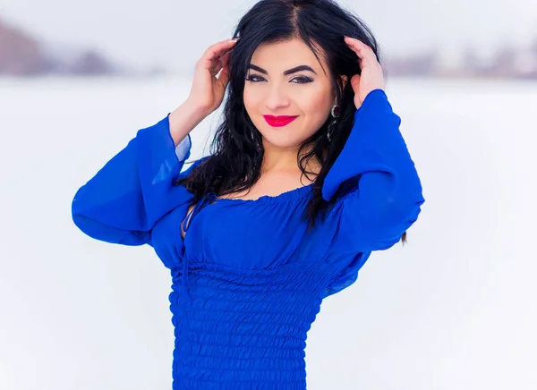 Sexy Frau Blauem Kleid Auf Schneebedecktem Feld Sinnliches Konzept Modisches — Stockfoto