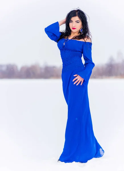 Szexi Kék Ruhában Havas Mezőn Érzéki Fogalom Hölgy Divatos Portré — Stock Fotó