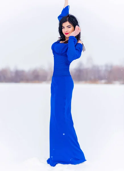 Szexi Kék Ruhában Havas Mezőn Érzéki Fogalom Hölgy Divatos Portré — Stock Fotó
