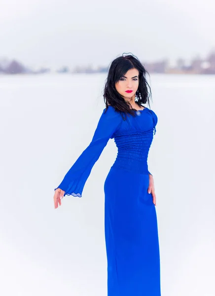 Mujer Sexy Vestido Azul Campo Cubierto Nieve Concepto Sensual Señora — Foto de Stock