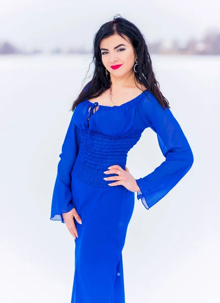 Mulher Sexy Vestido Azul Campo Nevado Conceito Sensual Senhora Retrato — Fotografia de Stock