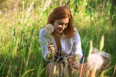 Makyajsız doğal trend, kadın güzelliği, filtresi yok rötuş yok, onun gibi bir kadın. Doğadaki kız dinlenme zamanı.