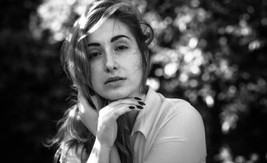 Makyajsız doğal trend, kadın güzelliği, filtresi yok rötuş yok, onun gibi bir kadın. Doğadaki kız dinlenme zamanı.