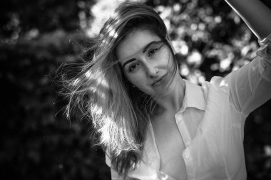 Makyajsız doğal trend, kadın güzelliği, filtresi yok rötuş yok, onun gibi bir kadın. Doğadaki kız dinlenme zamanı.