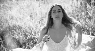 Makyajsız doğal trend, kadın güzelliği, filtresi yok rötuş yok, onun gibi bir kadın. Doğadaki kız dinlenme zamanı.