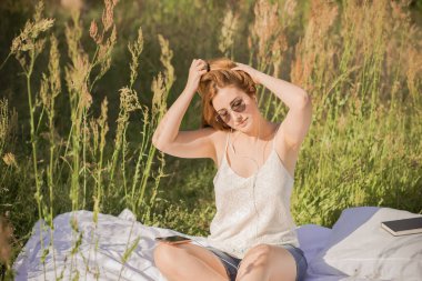 Makyajsız doğal trend, kadın güzelliği, filtresi yok rötuş yok, onun gibi bir kadın. Doğadaki kız dinlenme zamanı.