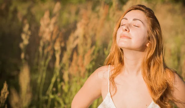 Makyajsız doğal trend, kadın güzelliği, filtresi yok rötuş yok, onun gibi bir kadın. Doğadaki kız dinlenme zamanı.