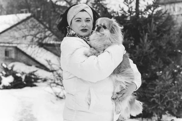 Mulher Gorda Meia Idade Dia Inverno Com Cachorro Pekingese Vermelho — Fotografia de Stock