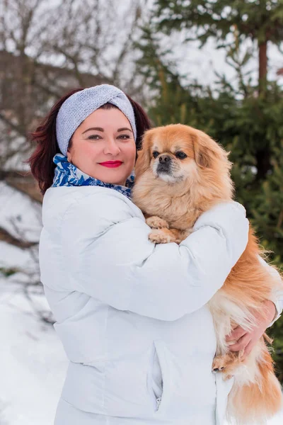 Middle Age Plump Woman Winter Day Red Pekingese Dog Size — Stock Photo, Image