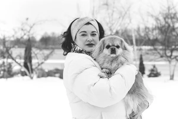 Femme Dodue Âge Moyen Jour Hiver Avec Chien Rouge Pékin — Photo