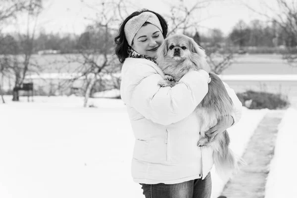 Femme Dodue Âge Moyen Jour Hiver Avec Chien Rouge Pékin — Photo