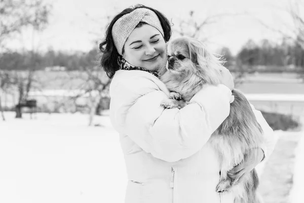 Wanita Paruh Baya Gemuk Musim Dingin Dengan Anjing Pekingese Merah — Stok Foto