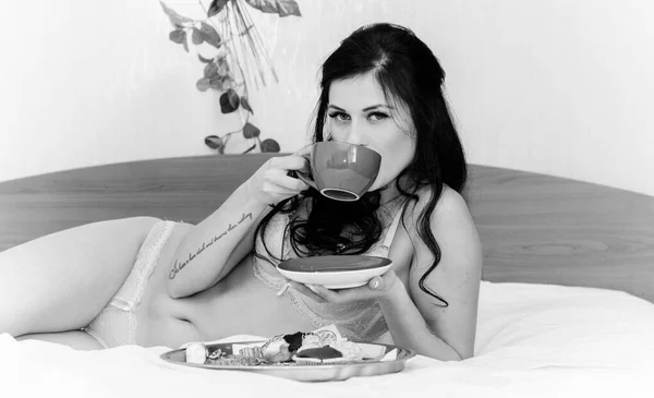 若い美しい女性が完全に休息彼女のベッドで目を覚ます 目が覚めた後にベッドの中の女性 健康的なライフスタイル 優しい朝 ウェルネスコンセプト — ストック写真