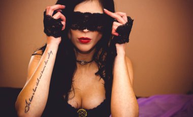 Güzel, modern esmer kadın yatakta iç çamaşırlarıyla poz veriyor, Sevgililer Günü. Rol yapma konusunda mükemmel vücudu olan şehvetli seksi bir kadın. Sevgililer Günü. Güzel, seksi sahne..