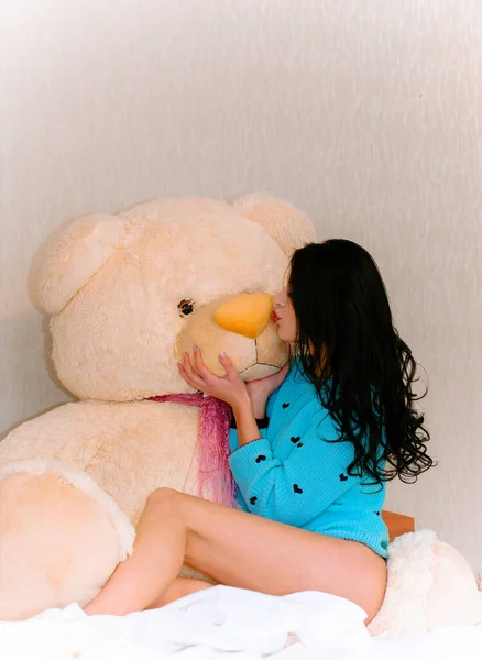 Junge Schöne Frau Umarmen Großen Teddybär Plüschtier Glücklich Lächelnd Morgen — Stockfoto