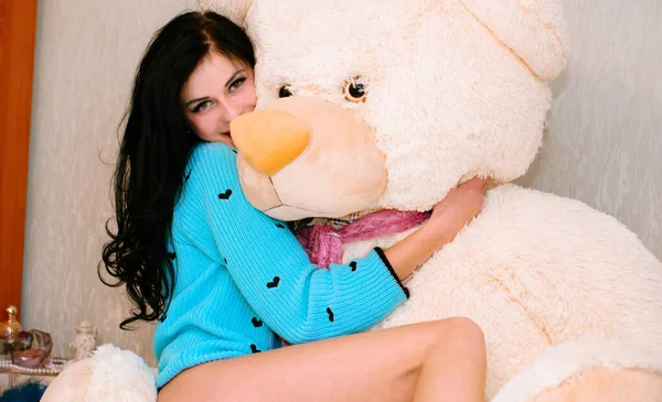 Joven Hermosa Mujer Abrazo Gran Osito Peluche Juguete Suave Feliz —  Fotos de Stock